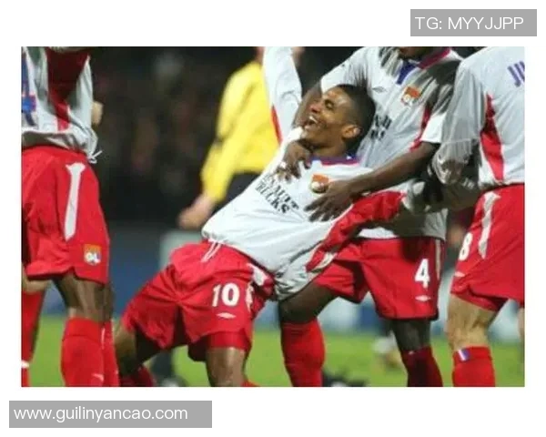 欧冠激战阿森纳与拜仁握手言和精彩瞬间引发全场热烈反响分析