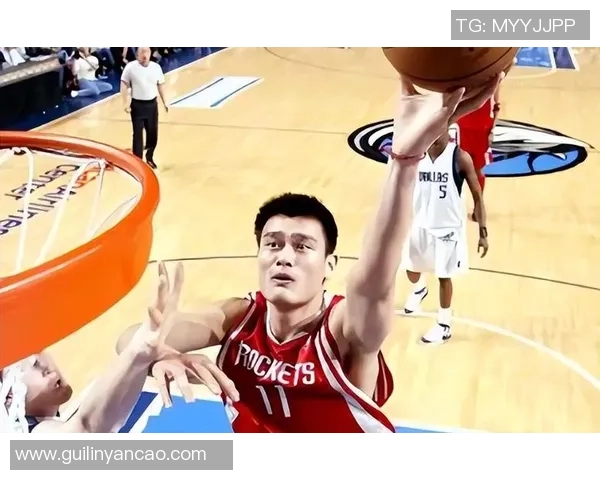 姚明在比赛中遭遇重创痛苦倒地引发球迷热议与关切