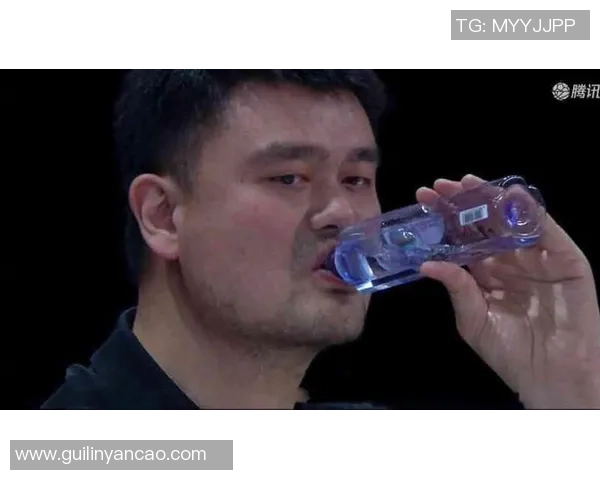 姚明日常生活揭秘：喝水吃饭背后的健康理念与运动员饮食习惯