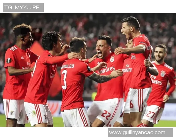 欧冠焦点战本菲卡与巴黎圣日耳曼互交白卷争议判罚引发全场热议 欧冠焦点战本菲卡与巴黎圣日耳曼互交白卷争议判罚引发全场热议