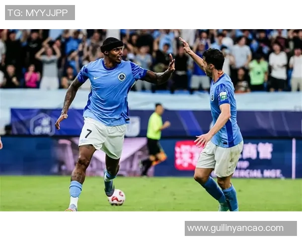 中超精彩对决巴黎圣日耳曼大胜里昂六个进球引发全场热烈欢呼